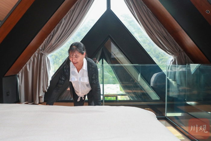 村民唐全梅正在整理床单。黄刚 摄