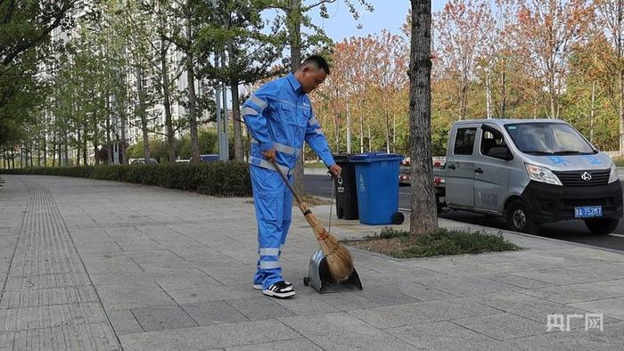 张勇正在进行道路保洁工作（央广网记者 任振国 摄）