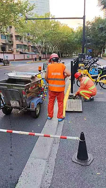 9月14日，长宁市政中心组织养护单位开展专项巡查，加强对道路雨水口的清理、地道的应急排水设备点检查。 图源：上海发布