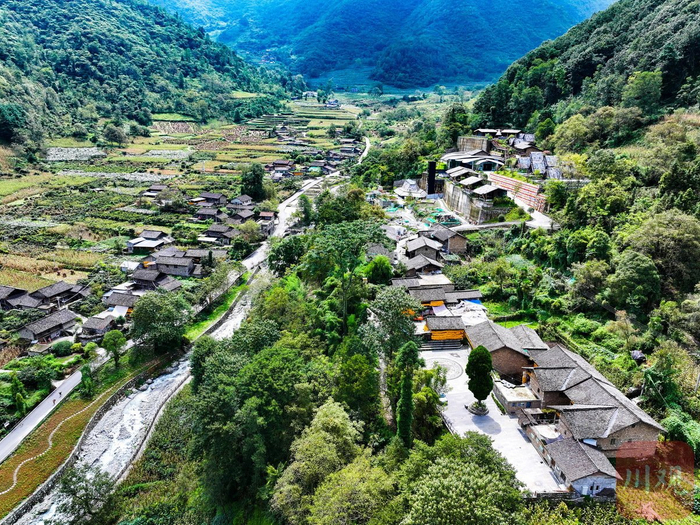 石棉县蟹螺藏族乡沿河而生。黄刚 摄