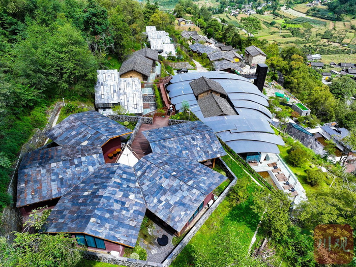 民宿与周围的百年特色民居融为一体。黄刚 摄