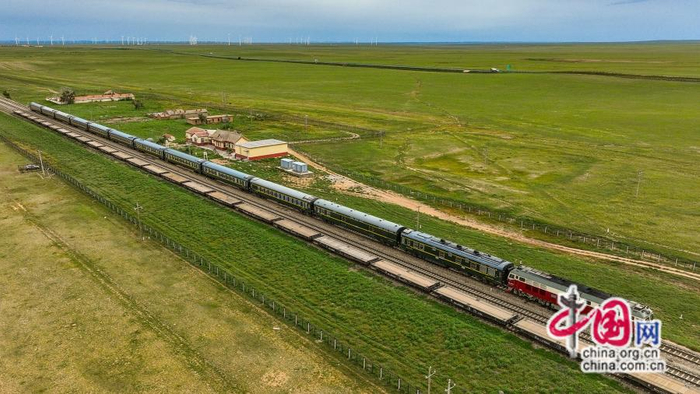 呼和浩特至二连浩特的6856次列车驰骋在广袤的草原上。中国网发 吕彪/摄
