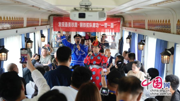呼铁乌兰牧骑的蒙古族演员为旅客们演唱民族歌曲。中国网发 李响/摄