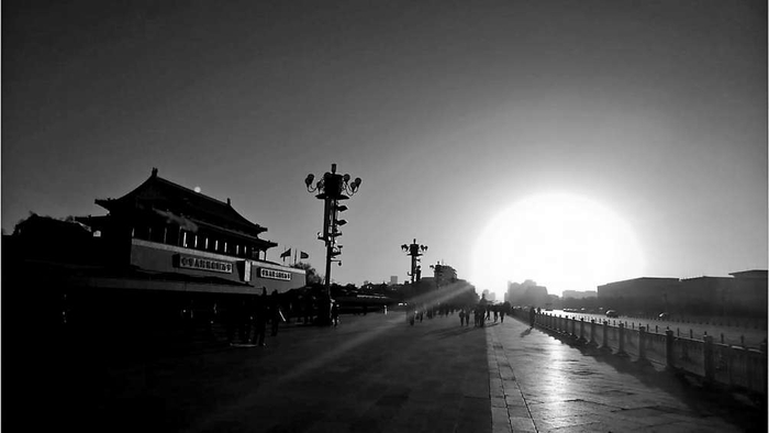 红日从长安街最远端地平线冉冉升起。图源：北京日报