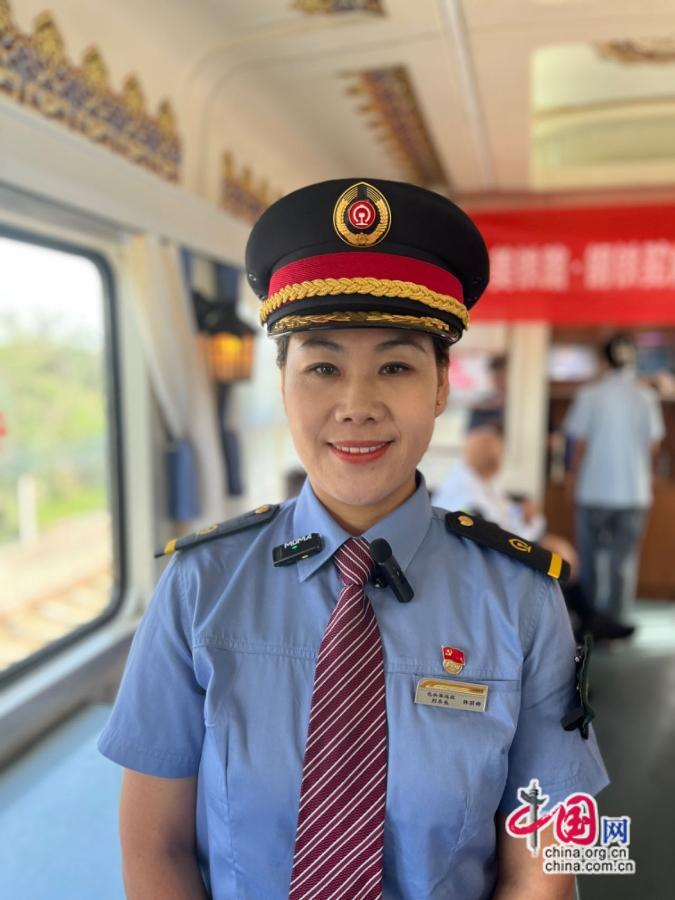 包头客运段列车长韩丽娜接受中国网记者采访。中国网记者 唐佳蕾/摄