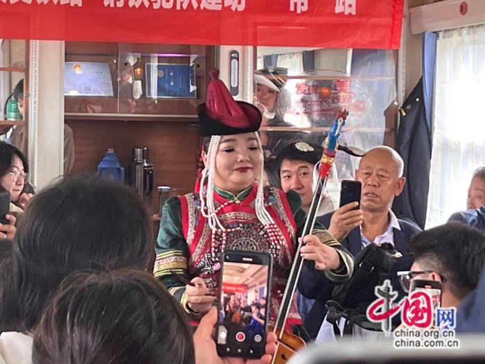 呼铁乌兰牧骑在列车上为旅客们演奏马头琴。中国网记者 唐佳蕾/摄