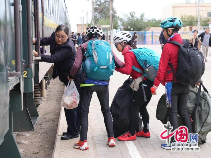 列车工作人员协助旅客登车。中国网发 袁斌/摄