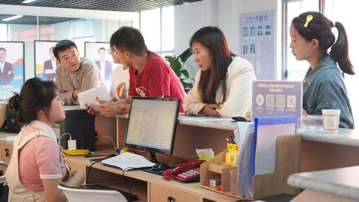 求职者在云南省昭通市昭阳区零工市场咨询岗位信息。（昭通市人力资源和社会保障局供图）