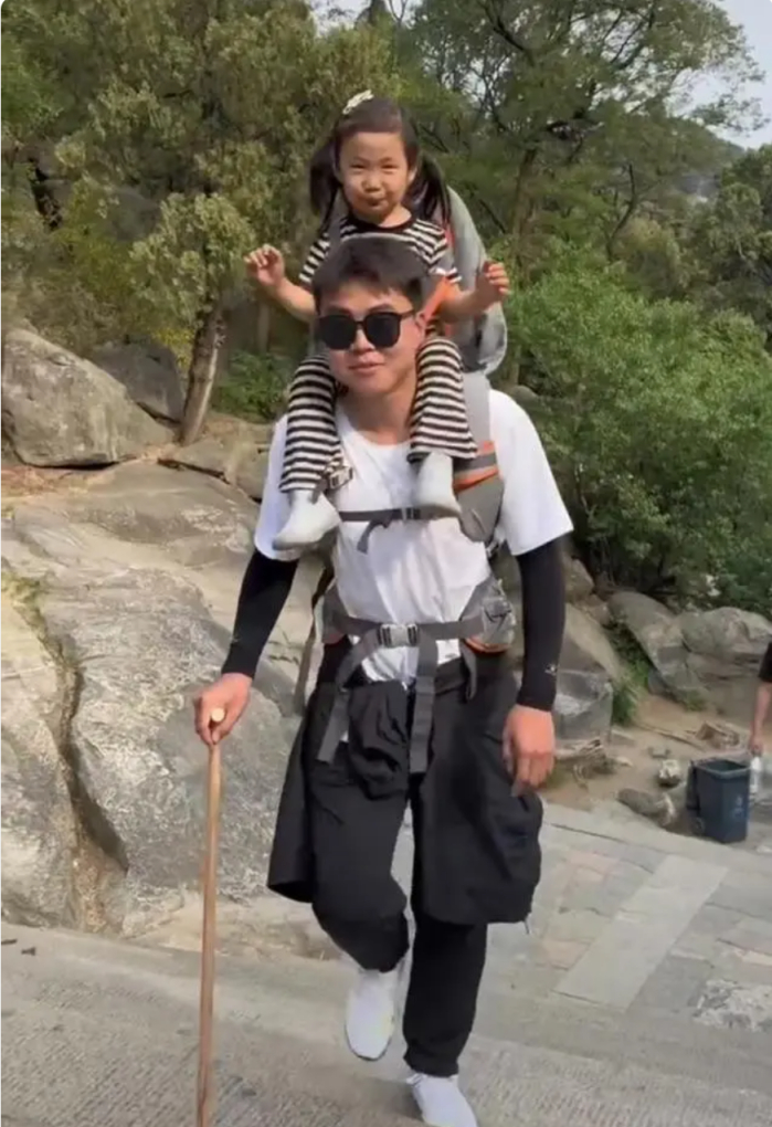 付同学“陪爬”泰山