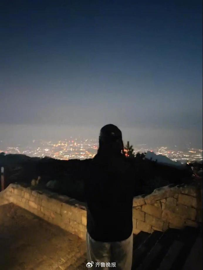 杜先生在泰山上给女顾客拍摄的照片。