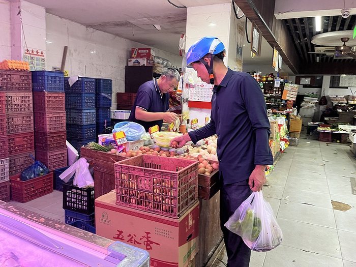 9月16日下午，广中路菜场买菜的市民。  澎湃新闻记者 邹娟 图