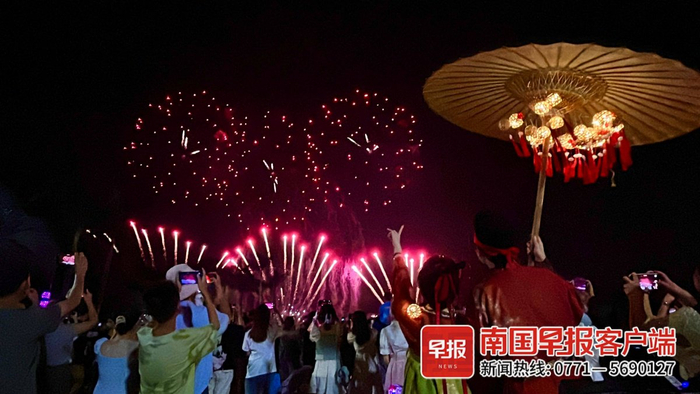 花好月圆时赏烟花大秀。景区供图