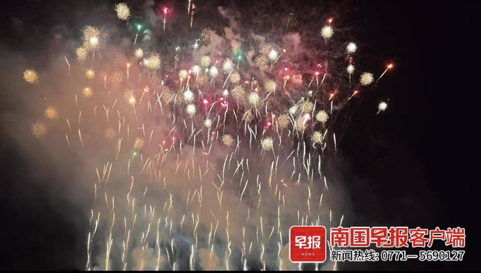 花花大世界的烟花也吸引了众多游客。景区供图