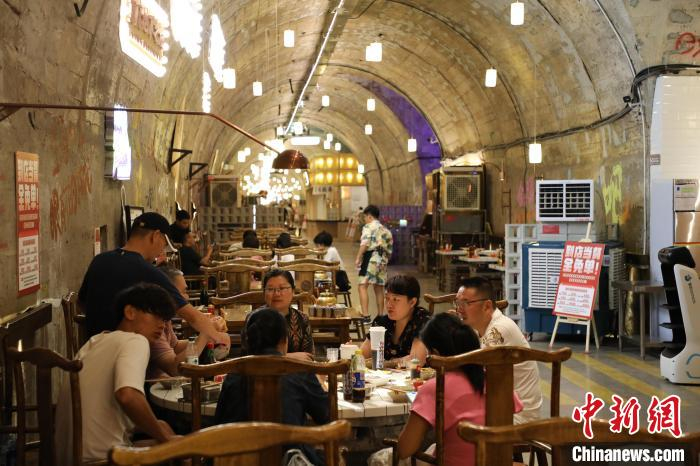 9月17日，顾客在重庆一家防空洞火锅店内品尝火锅，共度中秋佳节。梁钦卿 摄