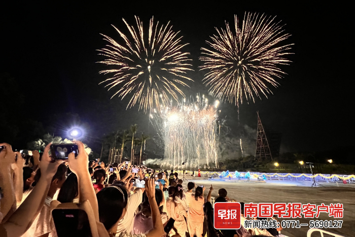 市民、游客在烟花下度过美好假期。记者 练才榕 摄