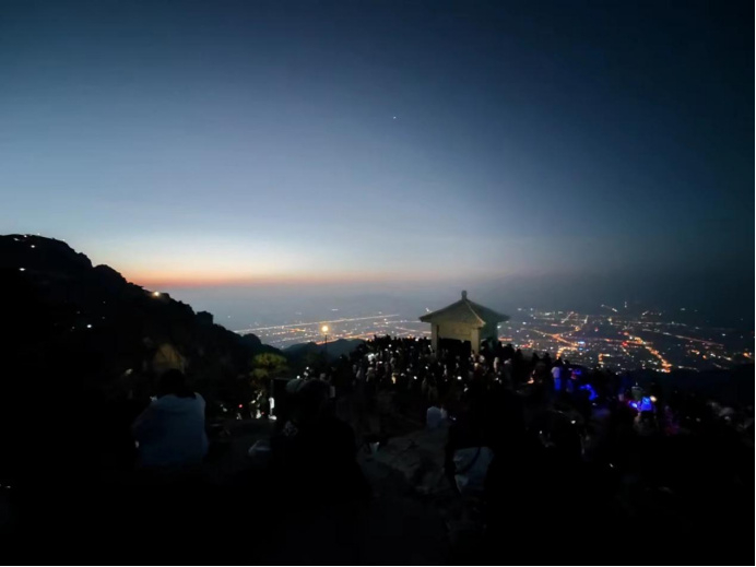 杜先生拍摄的山顶风景照。