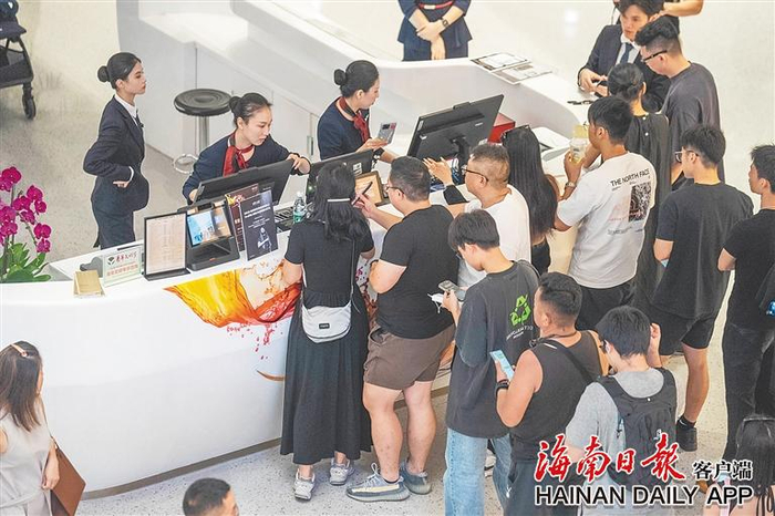 9月15日，不少游客走进cdf海口国际免税城选购免税商品。海南日报全媒体记者 李天平 摄