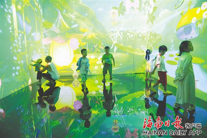 9月16日，小朋友在海南省博物馆参观游览。海南日报全媒体记者 周达延 摄