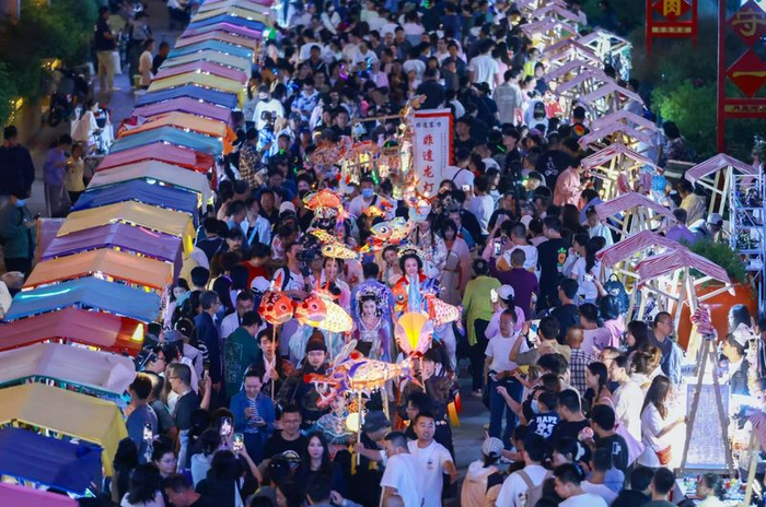 9月15日晚，中秋古风奇妙游园会在北京通州大运河畔的月亮河艺术小镇开幕。新京报记者 李木易 摄