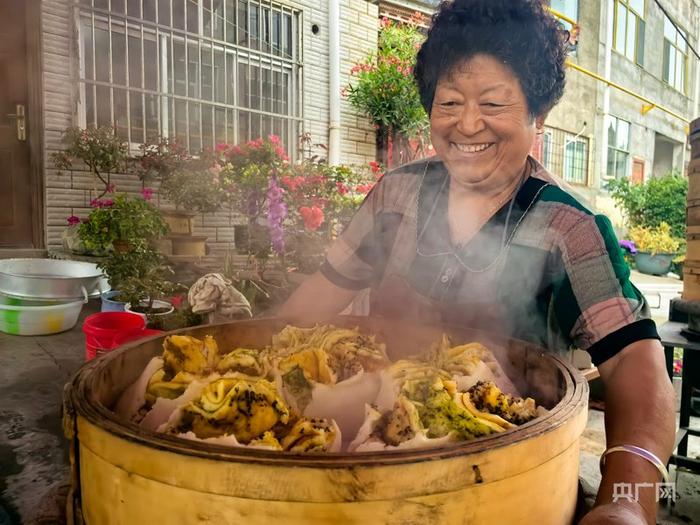 青海大月饼从面粉华丽转身如同盛开的花朵（央广网记者 张海东 摄）