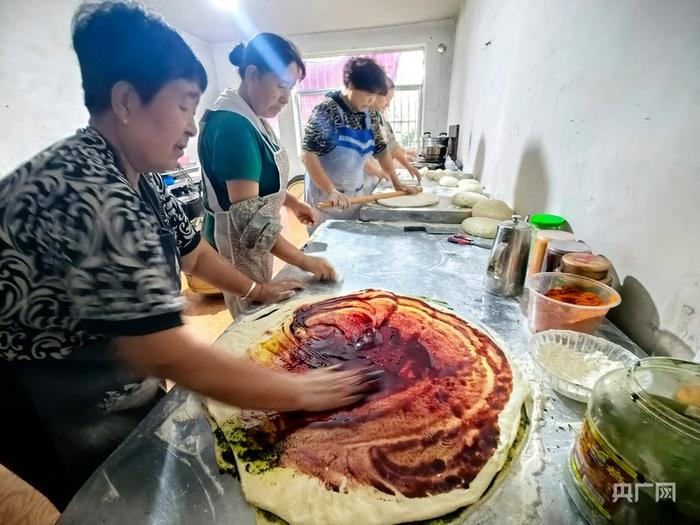 青海大月饼从面粉华丽转身如同盛开的花朵（央广网记者 张海东 摄）