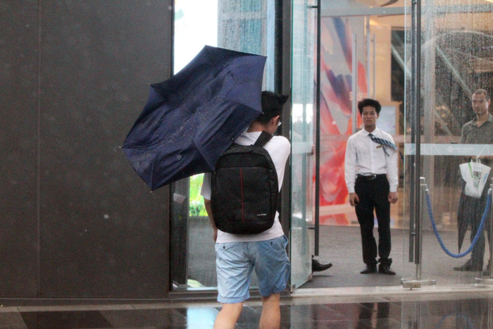   9月16日，一行人顶风走进上海南京西路一家商场。新华社记者陈浩明摄