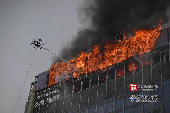 高层消防无人机灭火实战演练。林双伟 摄