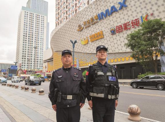 何爱斌和杨启春在万达广场及唐道商圈定点巡逻。祁宗珠 摄