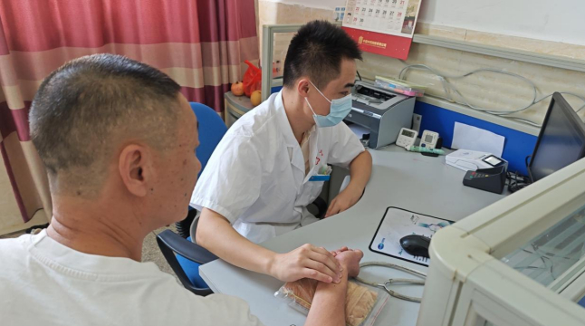 抚州市金溪县总医院浒湾分院徐海医生借助中医辅诊系统，快速录入患者脉象信息。