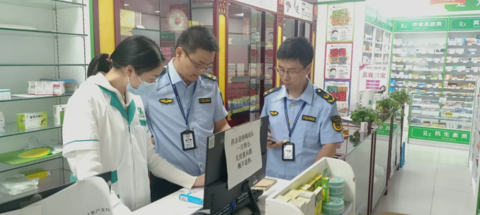 6月5日，武汉东湖新技术开发区市场监管局对零售药店开展药品网络销售环节专项检查。