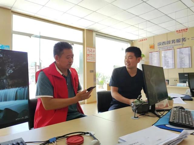 史礼海（右一）生前工作照（受访单位供图）