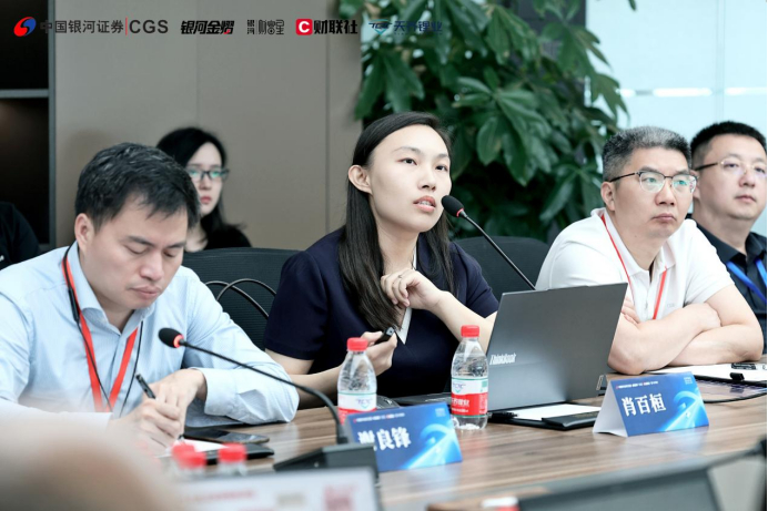 图为长江证券研究所金属与金属新材料行业高级分析师肖百桓正在分享