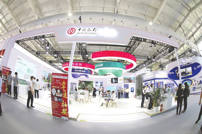 大行在业务下沉过程中，将对中小银行产生“鲇鱼效应”。图为一场服贸会上的一家银行展区（资料图）。视觉中国图