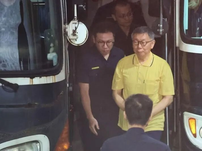 ▲身穿黄色囚服的柯文哲（台湾“中央社”）