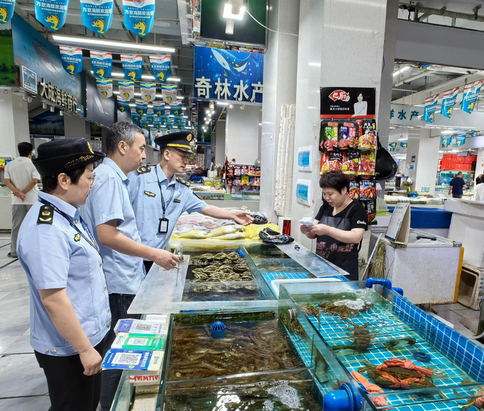 西安市莲湖区市场监管局重点食品市场监管所监管人员在方欣炭市街副食品市场检查商户索证索票情况。徐文智/摄