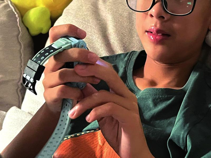     电话手表的娱乐功能受学生追捧。    本报记者宋延康 摄