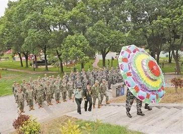 官兵代表和预定新兵向烈士墓敬献花篮。张长健摄