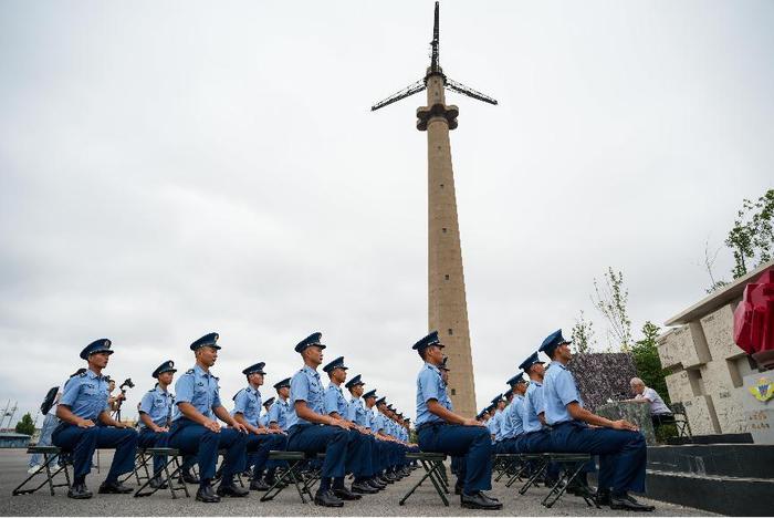 ↑“空军红色地标巡礼”第八站活动现场，第一代空降兵王福荣为官兵们讲述战斗故事。邓贵勇 摄