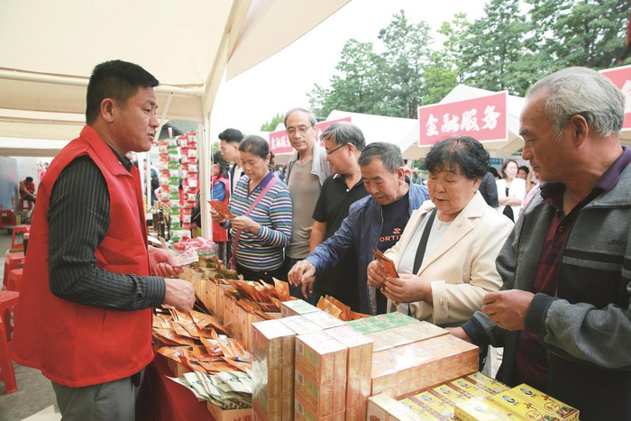         图为市民们正在选购商品。    