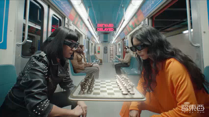 ▲戴上新款SpectaclesAR眼镜，玩家可以在地铁上凭空下象棋（图源：Snap官网）