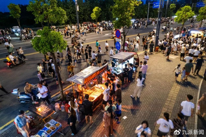 7月12日，湖南某市一夜市吸引众多游客驻足。陈思汗 摄