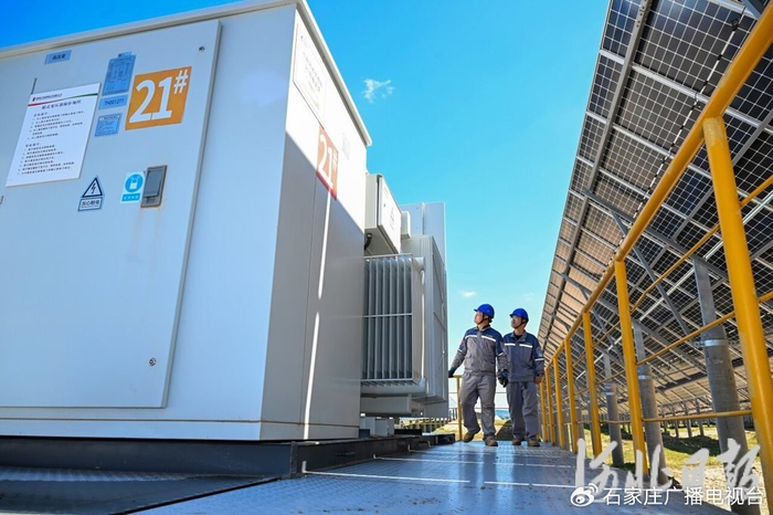 9月5日，国家电投神源围场御道口300兆瓦“七彩河”光伏电站工作人员正在巡检箱逆变一体机。河北日报记者田明摄