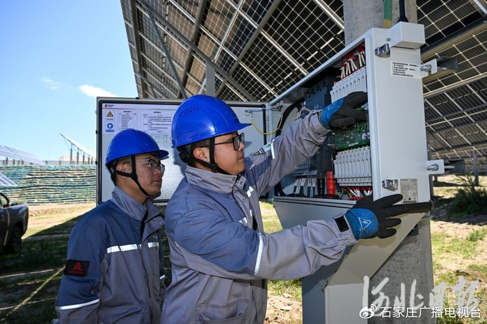 9月5日，“七彩河”光伏电站工作人员正在检查汇流箱。河北日报记者田明摄