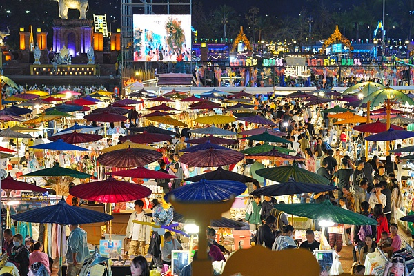 繁花路边摊/图源自视觉中国，图文无关