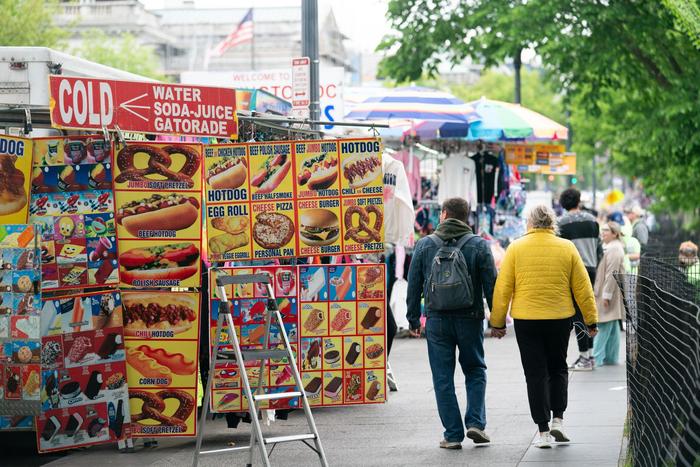 图为游客从白宫附近一辆食品售卖车旁经过。新华社记者 刘杰 摄