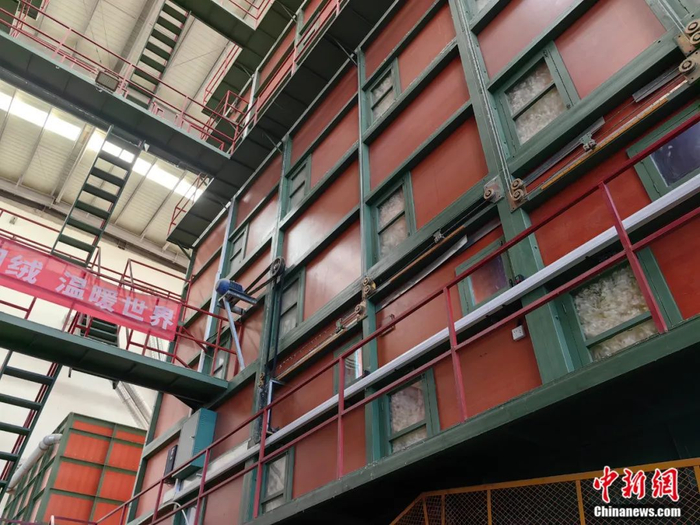 台前县羽绒企业的生产车间。刘鹏 摄