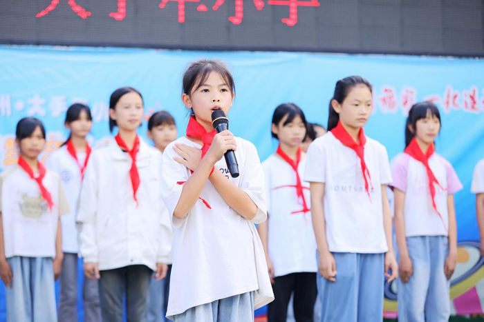 图为建坪小学学生演唱《感恩有你》