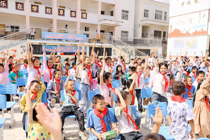 图为建坪小学学生参与游戏互动