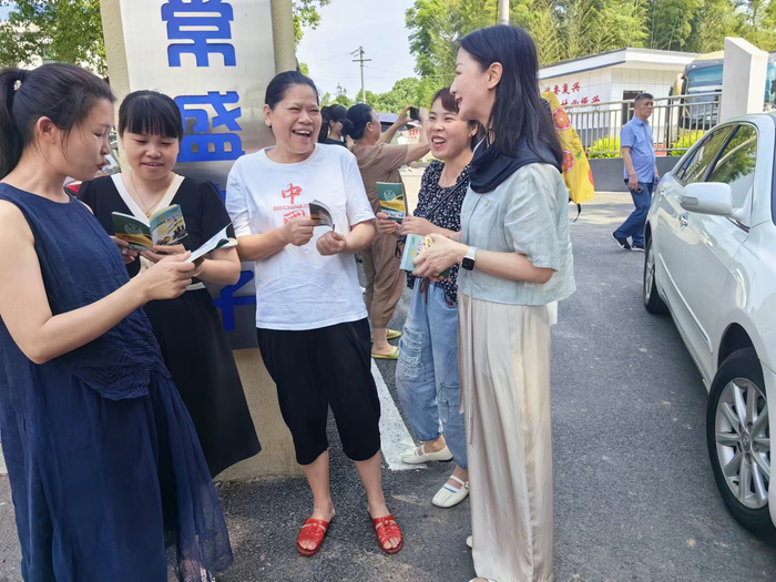 开展消费维权普法进农村活动，创优消费环境助力乡村振兴。魏贤亮/摄