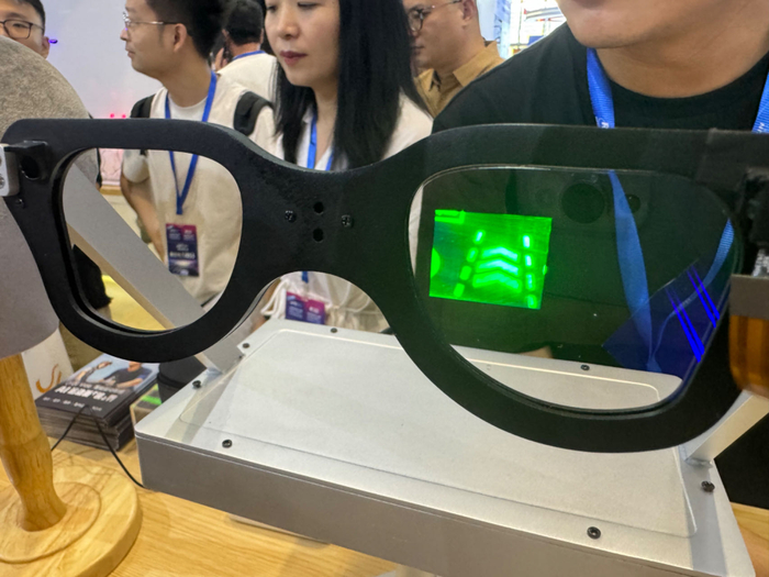 （单绿色MicroLED树脂AR眼镜 财联社记者摄）